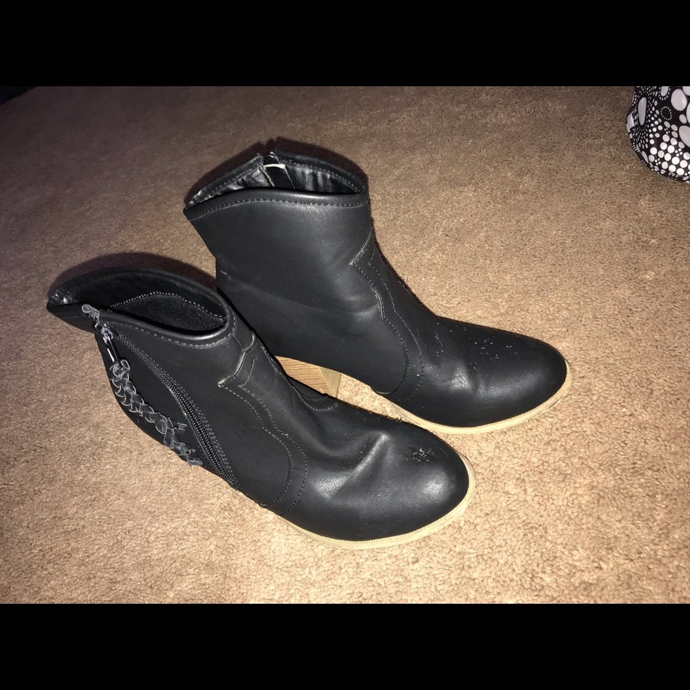 Pink key black boots